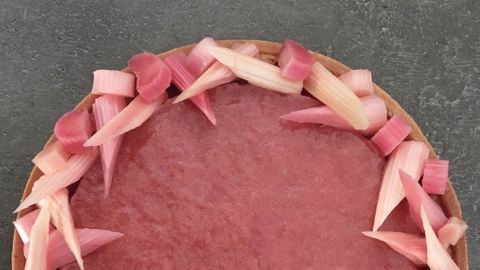 Annonciatrice du printemps, la tarte à la rhubarbe signée Claire Heitzler. 